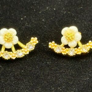 Elegant Gold and Cream Daisy Earrings with Jackets